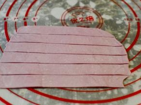 擀成0.3CM左右厚度的薄片然后切成1CM左右的长条