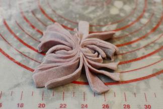 外围切开至中心位置，然后整理好就是菊花的胚子了