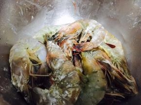 虾洗净去虾线后，倒入适量料酒、鸡粉、盐、黑胡椒粉、干淀粉，抓匀，腌制半小时以上