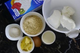 大理石芝士条 材料：奶油奶酪250克 糖35克 自制浓酸奶35克 淡奶油110克 蛋液55克 饼干底：消化饼干60克 黄油30克 烤箱：长帝焙Man烤箱 温度：120度70分钟左右