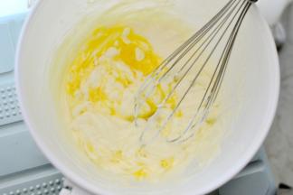 分次加入酸奶、蛋液和淡奶油