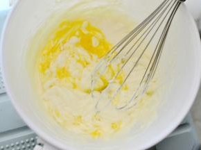 分次加入酸奶、蛋液和淡奶油