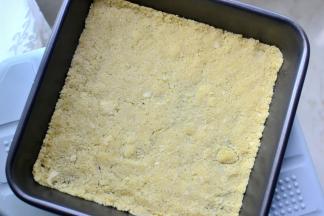 拌匀后倒入6寸活底正方形烤盘中压实后冰箱冷冻10分钟待用