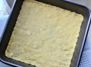 拌匀后倒入6寸活底正方形烤盘中压实后冰箱冷冻10分钟待用