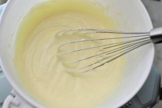 继续用手抽拌匀（每次放入材料时候都要拌匀后再加入另一个材料）