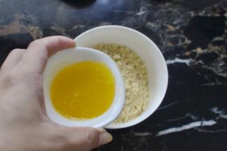 饼干用料理机打成粉状加入融化的黄油