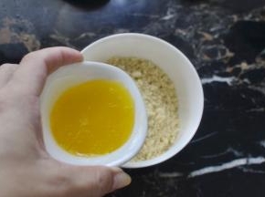 饼干用料理机打成粉状加入融化的黄油