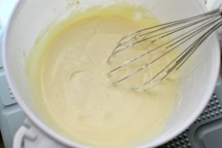 奶油奶酪软化（我是用微波炉加热20秒左右）加入糖用手抽搅打均匀