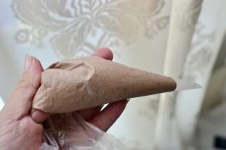 剩下的糊加3克左右的可可粉拌匀装入裱花袋