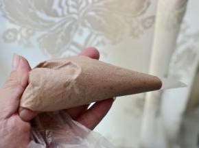 剩下的糊加3克左右的可可粉拌匀装入裱花袋