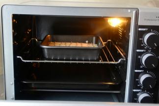 烤盘中装入热水放烤箱最后一层，将烤网放在烤盘上面一层放入芝士糊烤制，结束后冷藏半天食用效果更好