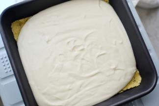 倒入模具中（留一点芝士糊待用）