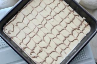 以线状形式挤在芝士糊表面，然后用牙签随意划出你中意的大理石花纹