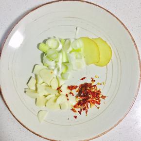 葱姜蒜切好如图，如果没有干辣椒可用辣椒碎替代，最好用整颗的干辣椒，或者两种都放