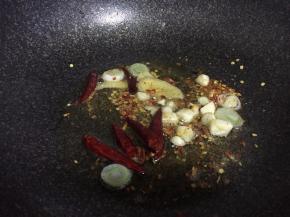 热锅，倒油，下葱姜蒜爆香，加入干辣椒翻炒均匀