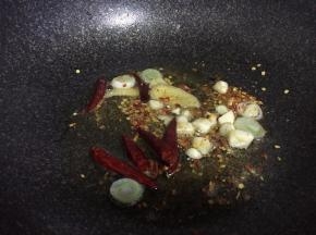 热锅，倒油，下葱姜蒜爆香，加入干辣椒翻炒均匀