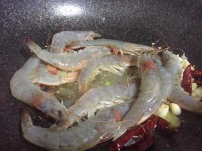 然后倒入腌好的虾翻炒