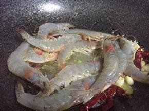 然后倒入腌好的虾翻炒