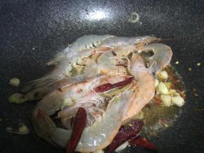 大火爆炒至虾身收缩