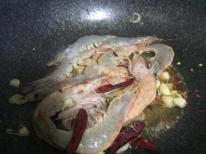 大火爆炒至虾身收缩