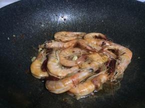 炒制虾身全部变红