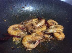 虾壳变脆，油脂减少，即可关火，摆盘