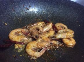 虾壳变脆，油脂减少，即可关火，摆盘