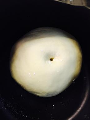 面团发酵之2倍大，手指沾粉，戳洞。不塌陷不回缩即可。