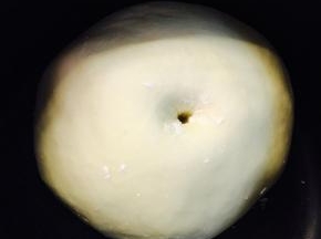 面团发酵之2倍大，手指沾粉，戳洞。不塌陷不回缩即可。