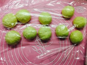 排气将面团分成小团，每个小面团60至80克。这个看自己喜好。克数多的面包个子大。覆盖保鲜膜松弛15分钟。