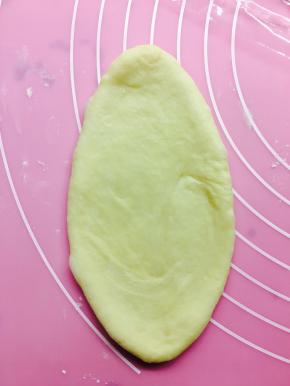 取一小面团擀成牛舌型。