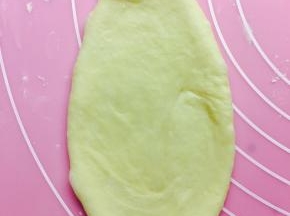 取一小面团擀成牛舌型。
