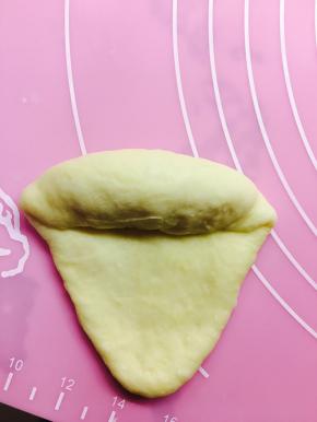 从上往下卷，卷的同时收紧两端。