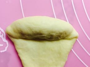 从上往下卷，卷的同时收紧两端。