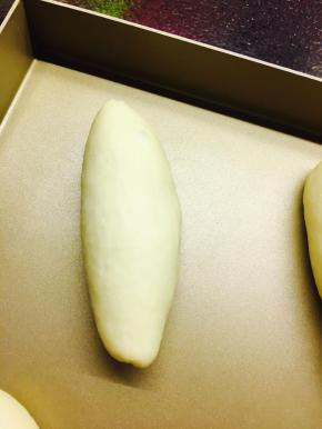 让面团成橄榄型。进行二发。二发至两倍大，表面刷蛋液，烤箱180，烤制20至25分钟。表面上色即可。我奇迹的忘记拍图了。。。。SORRY