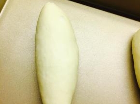 让面团成橄榄型。进行二发。二发至两倍大，表面刷蛋液，烤箱180，烤制20至25分钟。表面上色即可。我奇迹的忘记拍图了。。。。SORRY