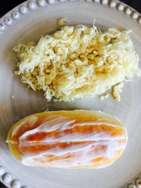 将烤好的面包，至于网架上晾凉。从中间切开，挤入少许沙拉酱。表面涂抹沙拉酱，带有沙拉酱的那层沾上肉松。