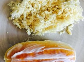 将烤好的面包，至于网架上晾凉。从中间切开，挤入少许沙拉酱。表面涂抹沙拉酱，带有沙拉酱的那层沾上肉松。