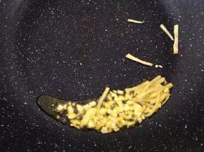 将大蒜末，生姜丝放入爆香