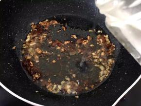 加入100毫升清水入锅