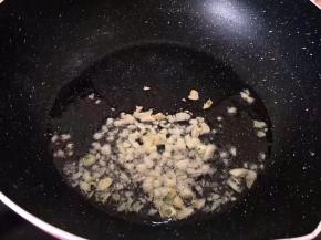 将锅里放油，将大蒜末放入锅中爆香