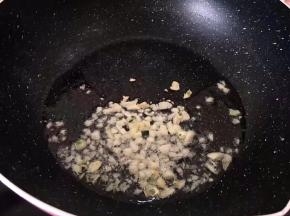 将锅里放油，将大蒜末放入锅中爆香