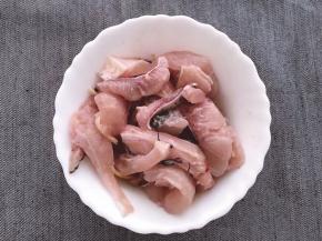 准备一个碗，淀粉，盐，胡椒粉，啤酒，姜丝放入搅拌均匀后腌制15分钟