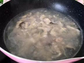 将锅里放入水，烧开后，将鱼放入2分钟后