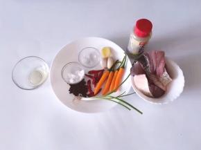 将鱼，小米椒，红尖椒，葱，生姜，大蒜，盐，淀粉，啤酒，花椒，胡椒粉准备好