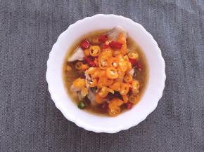 在碗里撒上辣椒段