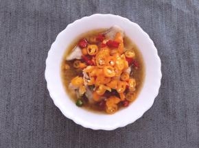 在碗里撒上辣椒段