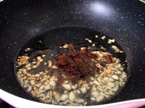 加入一勺豆瓣酱调味