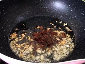 加入一勺豆瓣酱调味