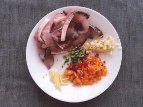 将所有材料洗净，鱼切片，葱切末，生姜切丝，大蒜切碎，辣椒都切段